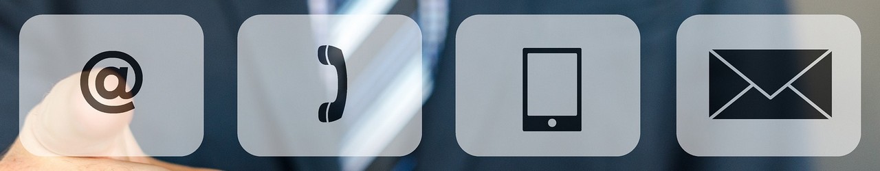 Personne qui touche un logo web, parmi, téléphone, smartphone et courrier.