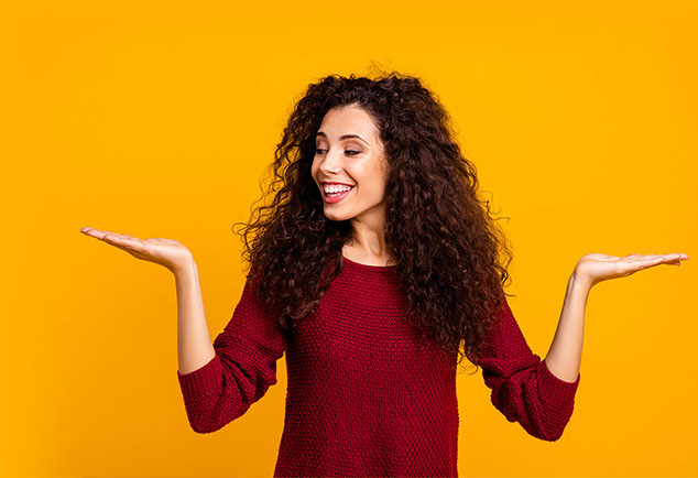 Personne qui compare les solutions de rachat, regroupement de credits, simplement et rapidement.