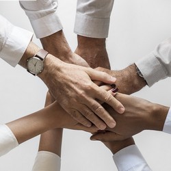 Couple qui est en train de faire des achats de consommation courante.
