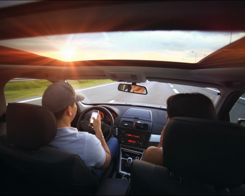 Credit consommation obtenu, couple heureux en voiture