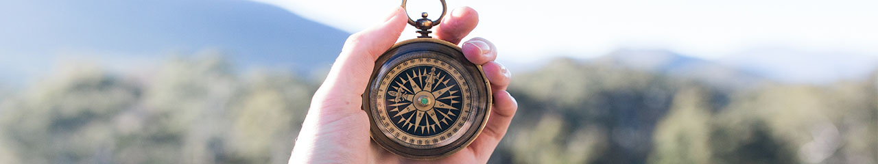 Boussole dans le creux d’une main pour s’orienter vers le rachat de credits, l’ assurance emprunteur ou le credit consommation.