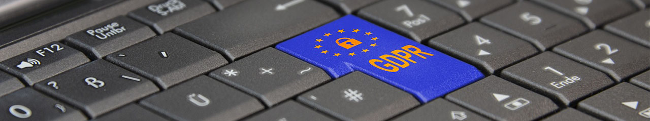 Touche entrer du clavier coloré en bleu avec symbole de sécurité RGPD